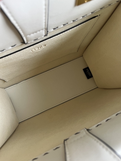 フェンディバッグ着用イメージ